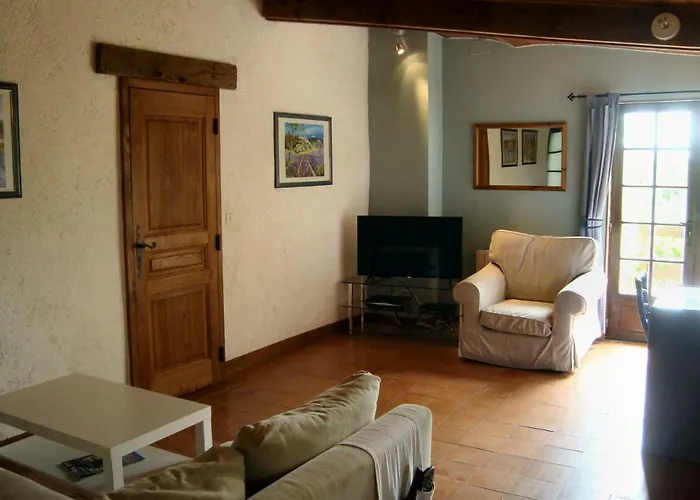 Des Cyprès Hébergement de vacances Constans